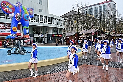 01 Auftakt HDK 2025-11-15 09  Auftakt HDK, Proklamation, Auftaktsitzung - Samstag, 15. November, zogen wir mit den Duisburger Karnevalsgesellschaften vom Forum über die Königsstraße zum Burgplatz. Hier war dann die Auftaktveranstaltung des HDK. Um die Mittagszeit sind es über den Rhein nach Kamp-Lintfort gefahren,  dort war in der Stadthalle die Proklamation von der Jugendprinzessin Sophie I. Am frühen Abend dann in die Aula, unsere Aula, vom Reinhard-und-Max-Mannesmann-Gymnasium, zur Auftaktsitzung unseres „Heimathafens“. Mit „stürmischer“ Begeisterung wurden wir dort empfangen. : DVPJ, Holger II, Kinderprinz Phil II., Prinzessin, Mia I., Prinzessin Mia I., HDK, Duisburg, Karneval, Helau, Tollität, Event, Session 2024, Session 2025, Hauptausschuss, Gemeinschaft, Hauptausschuss Karneval Duisburg, Duisburg ist echt