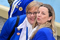 01 Auftakt HDK 2025-11-15 10  Auftakt HDK, Proklamation, Auftaktsitzung - Samstag, 15. November, zogen wir mit den Duisburger Karnevalsgesellschaften vom Forum über die Königsstraße zum Burgplatz. Hier war dann die Auftaktveranstaltung des HDK. Um die Mittagszeit sind es über den Rhein nach Kamp-Lintfort gefahren,  dort war in der Stadthalle die Proklamation von der Jugendprinzessin Sophie I. Am frühen Abend dann in die Aula, unsere Aula, vom Reinhard-und-Max-Mannesmann-Gymnasium, zur Auftaktsitzung unseres „Heimathafens“. Mit „stürmischer“ Begeisterung wurden wir dort empfangen. : DVPJ, Holger II, Kinderprinz Phil II., Prinzessin, Mia I., Prinzessin Mia I., HDK, Duisburg, Karneval, Helau, Tollität, Event, Session 2024, Session 2025, Hauptausschuss, Gemeinschaft, Hauptausschuss Karneval Duisburg, Duisburg ist echt