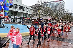 01 Auftakt HDK 2025-11-15 12  Auftakt HDK, Proklamation, Auftaktsitzung - Samstag, 15. November, zogen wir mit den Duisburger Karnevalsgesellschaften vom Forum über die Königsstraße zum Burgplatz. Hier war dann die Auftaktveranstaltung des HDK. Um die Mittagszeit sind es über den Rhein nach Kamp-Lintfort gefahren,  dort war in der Stadthalle die Proklamation von der Jugendprinzessin Sophie I. Am frühen Abend dann in die Aula, unsere Aula, vom Reinhard-und-Max-Mannesmann-Gymnasium, zur Auftaktsitzung unseres „Heimathafens“. Mit „stürmischer“ Begeisterung wurden wir dort empfangen. : DVPJ, Holger II, Kinderprinz Phil II., Prinzessin, Mia I., Prinzessin Mia I., HDK, Duisburg, Karneval, Helau, Tollität, Event, Session 2024, Session 2025, Hauptausschuss, Gemeinschaft, Hauptausschuss Karneval Duisburg, Duisburg ist echt