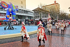 01 Auftakt HDK 2025-11-15 15  Auftakt HDK, Proklamation, Auftaktsitzung - Samstag, 15. November, zogen wir mit den Duisburger Karnevalsgesellschaften vom Forum über die Königsstraße zum Burgplatz. Hier war dann die Auftaktveranstaltung des HDK. Um die Mittagszeit sind es über den Rhein nach Kamp-Lintfort gefahren,  dort war in der Stadthalle die Proklamation von der Jugendprinzessin Sophie I. Am frühen Abend dann in die Aula, unsere Aula, vom Reinhard-und-Max-Mannesmann-Gymnasium, zur Auftaktsitzung unseres „Heimathafens“. Mit „stürmischer“ Begeisterung wurden wir dort empfangen. : DVPJ, Holger II, Kinderprinz Phil II., Prinzessin, Mia I., Prinzessin Mia I., HDK, Duisburg, Karneval, Helau, Tollität, Event, Session 2024, Session 2025, Hauptausschuss, Gemeinschaft, Hauptausschuss Karneval Duisburg, Duisburg ist echt