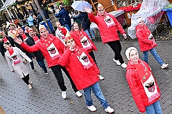 01 Auftakt HDK 2025-11-15 22  Auftakt HDK, Proklamation, Auftaktsitzung - Samstag, 15. November, zogen wir mit den Duisburger Karnevalsgesellschaften vom Forum über die Königsstraße zum Burgplatz. Hier war dann die Auftaktveranstaltung des HDK. Um die Mittagszeit sind es über den Rhein nach Kamp-Lintfort gefahren,  dort war in der Stadthalle die Proklamation von der Jugendprinzessin Sophie I. Am frühen Abend dann in die Aula, unsere Aula, vom Reinhard-und-Max-Mannesmann-Gymnasium, zur Auftaktsitzung unseres „Heimathafens“. Mit „stürmischer“ Begeisterung wurden wir dort empfangen. : DVPJ, Holger II, Kinderprinz Phil II., Prinzessin, Mia I., Prinzessin Mia I., HDK, Duisburg, Karneval, Helau, Tollität, Event, Session 2024, Session 2025, Hauptausschuss, Gemeinschaft, Hauptausschuss Karneval Duisburg, Duisburg ist echt