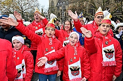 01 Auftakt HDK 2025-11-15 42  Auftakt HDK, Proklamation, Auftaktsitzung - Samstag, 15. November, zogen wir mit den Duisburger Karnevalsgesellschaften vom Forum über die Königsstraße zum Burgplatz. Hier war dann die Auftaktveranstaltung des HDK. Um die Mittagszeit sind es über den Rhein nach Kamp-Lintfort gefahren,  dort war in der Stadthalle die Proklamation von der Jugendprinzessin Sophie I. Am frühen Abend dann in die Aula, unsere Aula, vom Reinhard-und-Max-Mannesmann-Gymnasium, zur Auftaktsitzung unseres „Heimathafens“. Mit „stürmischer“ Begeisterung wurden wir dort empfangen. : DVPJ, Holger II, Kinderprinz Phil II., Prinzessin, Mia I., Prinzessin Mia I., HDK, Duisburg, Karneval, Helau, Tollität, Event, Session 2024, Session 2025, Hauptausschuss, Gemeinschaft, Hauptausschuss Karneval Duisburg, Duisburg ist echt