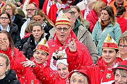 01 Auftakt HDK 2025-11-15 51  Auftakt HDK, Proklamation, Auftaktsitzung - Samstag, 15. November, zogen wir mit den Duisburger Karnevalsgesellschaften vom Forum über die Königsstraße zum Burgplatz. Hier war dann die Auftaktveranstaltung des HDK. Um die Mittagszeit sind es über den Rhein nach Kamp-Lintfort gefahren,  dort war in der Stadthalle die Proklamation von der Jugendprinzessin Sophie I. Am frühen Abend dann in die Aula, unsere Aula, vom Reinhard-und-Max-Mannesmann-Gymnasium, zur Auftaktsitzung unseres „Heimathafens“. Mit „stürmischer“ Begeisterung wurden wir dort empfangen. : DVPJ, Holger II, Kinderprinz Phil II., Prinzessin, Mia I., Prinzessin Mia I., HDK, Duisburg, Karneval, Helau, Tollität, Event, Session 2024, Session 2025, Hauptausschuss, Gemeinschaft, Hauptausschuss Karneval Duisburg, Duisburg ist echt