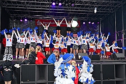 01 Auftakt HDK 2025-11-15 52  Auftakt HDK, Proklamation, Auftaktsitzung - Samstag, 15. November, zogen wir mit den Duisburger Karnevalsgesellschaften vom Forum über die Königsstraße zum Burgplatz. Hier war dann die Auftaktveranstaltung des HDK. Um die Mittagszeit sind es über den Rhein nach Kamp-Lintfort gefahren,  dort war in der Stadthalle die Proklamation von der Jugendprinzessin Sophie I. Am frühen Abend dann in die Aula, unsere Aula, vom Reinhard-und-Max-Mannesmann-Gymnasium, zur Auftaktsitzung unseres „Heimathafens“. Mit „stürmischer“ Begeisterung wurden wir dort empfangen. : DVPJ, Holger II, Kinderprinz Phil II., Prinzessin, Mia I., Prinzessin Mia I., HDK, Duisburg, Karneval, Helau, Tollität, Event, Session 2024, Session 2025, Hauptausschuss, Gemeinschaft, Hauptausschuss Karneval Duisburg, Duisburg ist echt