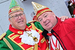 01 Auftakt HDK 2025-11-15 56  Auftakt HDK, Proklamation, Auftaktsitzung - Samstag, 15. November, zogen wir mit den Duisburger Karnevalsgesellschaften vom Forum über die Königsstraße zum Burgplatz. Hier war dann die Auftaktveranstaltung des HDK. Um die Mittagszeit sind es über den Rhein nach Kamp-Lintfort gefahren,  dort war in der Stadthalle die Proklamation von der Jugendprinzessin Sophie I. Am frühen Abend dann in die Aula, unsere Aula, vom Reinhard-und-Max-Mannesmann-Gymnasium, zur Auftaktsitzung unseres „Heimathafens“. Mit „stürmischer“ Begeisterung wurden wir dort empfangen. : DVPJ, Holger II, Kinderprinz Phil II., Prinzessin, Mia I., Prinzessin Mia I., HDK, Duisburg, Karneval, Helau, Tollität, Event, Session 2024, Session 2025, Hauptausschuss, Gemeinschaft, Hauptausschuss Karneval Duisburg, Duisburg ist echt