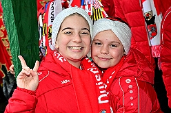 01 Auftakt HDK 2025-11-15 60  Auftakt HDK, Proklamation, Auftaktsitzung - Samstag, 15. November, zogen wir mit den Duisburger Karnevalsgesellschaften vom Forum über die Königsstraße zum Burgplatz. Hier war dann die Auftaktveranstaltung des HDK. Um die Mittagszeit sind es über den Rhein nach Kamp-Lintfort gefahren,  dort war in der Stadthalle die Proklamation von der Jugendprinzessin Sophie I. Am frühen Abend dann in die Aula, unsere Aula, vom Reinhard-und-Max-Mannesmann-Gymnasium, zur Auftaktsitzung unseres „Heimathafens“. Mit „stürmischer“ Begeisterung wurden wir dort empfangen. : DVPJ, Holger II, Kinderprinz Phil II., Prinzessin, Mia I., Prinzessin Mia I., HDK, Duisburg, Karneval, Helau, Tollität, Event, Session 2024, Session 2025, Hauptausschuss, Gemeinschaft, Hauptausschuss Karneval Duisburg, Duisburg ist echt