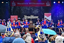 01 Auftakt HDK 2025-11-15 63  Auftakt HDK, Proklamation, Auftaktsitzung - Samstag, 15. November, zogen wir mit den Duisburger Karnevalsgesellschaften vom Forum über die Königsstraße zum Burgplatz. Hier war dann die Auftaktveranstaltung des HDK. Um die Mittagszeit sind es über den Rhein nach Kamp-Lintfort gefahren,  dort war in der Stadthalle die Proklamation von der Jugendprinzessin Sophie I. Am frühen Abend dann in die Aula, unsere Aula, vom Reinhard-und-Max-Mannesmann-Gymnasium, zur Auftaktsitzung unseres „Heimathafens“. Mit „stürmischer“ Begeisterung wurden wir dort empfangen. : DVPJ, Holger II, Kinderprinz Phil II., Prinzessin, Mia I., Prinzessin Mia I., HDK, Duisburg, Karneval, Helau, Tollität, Event, Session 2024, Session 2025, Hauptausschuss, Gemeinschaft, Hauptausschuss Karneval Duisburg, Duisburg ist echt