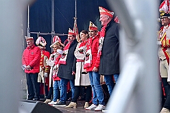 01 Auftakt HDK 2025-11-15 66  Auftakt HDK, Proklamation, Auftaktsitzung - Samstag, 15. November, zogen wir mit den Duisburger Karnevalsgesellschaften vom Forum über die Königsstraße zum Burgplatz. Hier war dann die Auftaktveranstaltung des HDK. Um die Mittagszeit sind es über den Rhein nach Kamp-Lintfort gefahren,  dort war in der Stadthalle die Proklamation von der Jugendprinzessin Sophie I. Am frühen Abend dann in die Aula, unsere Aula, vom Reinhard-und-Max-Mannesmann-Gymnasium, zur Auftaktsitzung unseres „Heimathafens“. Mit „stürmischer“ Begeisterung wurden wir dort empfangen. : DVPJ, Holger II, Kinderprinz Phil II., Prinzessin, Mia I., Prinzessin Mia I., HDK, Duisburg, Karneval, Helau, Tollität, Event, Session 2024, Session 2025, Hauptausschuss, Gemeinschaft, Hauptausschuss Karneval Duisburg, Duisburg ist echt