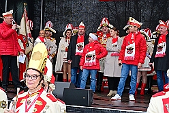 01 Auftakt HDK 2025-11-15 70  Auftakt HDK, Proklamation, Auftaktsitzung - Samstag, 15. November, zogen wir mit den Duisburger Karnevalsgesellschaften vom Forum über die Königsstraße zum Burgplatz. Hier war dann die Auftaktveranstaltung des HDK. Um die Mittagszeit sind es über den Rhein nach Kamp-Lintfort gefahren,  dort war in der Stadthalle die Proklamation von der Jugendprinzessin Sophie I. Am frühen Abend dann in die Aula, unsere Aula, vom Reinhard-und-Max-Mannesmann-Gymnasium, zur Auftaktsitzung unseres „Heimathafens“. Mit „stürmischer“ Begeisterung wurden wir dort empfangen. : DVPJ, Holger II, Kinderprinz Phil II., Prinzessin, Mia I., Prinzessin Mia I., HDK, Duisburg, Karneval, Helau, Tollität, Event, Session 2024, Session 2025, Hauptausschuss, Gemeinschaft, Hauptausschuss Karneval Duisburg, Duisburg ist echt