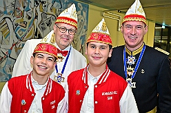 03 Auftaktsit AMaB  2025-11-15 03  Auftakt HDK, Proklamation, Auftaktsitzung - Samstag, 15. November, zogen wir mit den Duisburger Karnevalsgesellschaften vom Forum über die Königsstraße zum Burgplatz. Hier war dann die Auftaktveranstaltung des HDK. Um die Mittagszeit sind es über den Rhein nach Kamp-Lintfort gefahren,  dort war in der Stadthalle die Proklamation von der Jugendprinzessin Sophie I. Am frühen Abend dann in die Aula, unsere Aula, vom Reinhard-und-Max-Mannesmann-Gymnasium, zur Auftaktsitzung unseres „Heimathafens“. Mit „stürmischer“ Begeisterung wurden wir dort empfangen. : DVPJ, Holger II, Kinderprinz Phil II., Prinzessin, Mia I., Prinzessin Mia I., HDK, Duisburg, Karneval, Helau, Tollität, Event, Session 2024, Session 2025, Hauptausschuss, Gemeinschaft, Hauptausschuss Karneval Duisburg, Duisburg ist echt