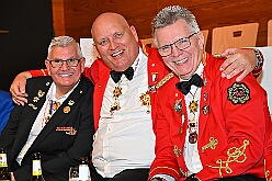 03 Auftaktsit AMaB  2025-11-15 07  Auftakt HDK, Proklamation, Auftaktsitzung - Samstag, 15. November, zogen wir mit den Duisburger Karnevalsgesellschaften vom Forum über die Königsstraße zum Burgplatz. Hier war dann die Auftaktveranstaltung des HDK. Um die Mittagszeit sind es über den Rhein nach Kamp-Lintfort gefahren,  dort war in der Stadthalle die Proklamation von der Jugendprinzessin Sophie I. Am frühen Abend dann in die Aula, unsere Aula, vom Reinhard-und-Max-Mannesmann-Gymnasium, zur Auftaktsitzung unseres „Heimathafens“. Mit „stürmischer“ Begeisterung wurden wir dort empfangen. : DVPJ, Holger II, Kinderprinz Phil II., Prinzessin, Mia I., Prinzessin Mia I., HDK, Duisburg, Karneval, Helau, Tollität, Event, Session 2024, Session 2025, Hauptausschuss, Gemeinschaft, Hauptausschuss Karneval Duisburg, Duisburg ist echt