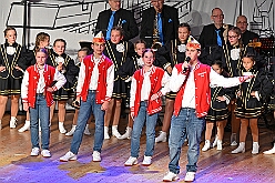 03 Auftaktsit AMaB  2025-11-15 15  Auftakt HDK, Proklamation, Auftaktsitzung - Samstag, 15. November, zogen wir mit den Duisburger Karnevalsgesellschaften vom Forum über die Königsstraße zum Burgplatz. Hier war dann die Auftaktveranstaltung des HDK. Um die Mittagszeit sind es über den Rhein nach Kamp-Lintfort gefahren,  dort war in der Stadthalle die Proklamation von der Jugendprinzessin Sophie I. Am frühen Abend dann in die Aula, unsere Aula, vom Reinhard-und-Max-Mannesmann-Gymnasium, zur Auftaktsitzung unseres „Heimathafens“. Mit „stürmischer“ Begeisterung wurden wir dort empfangen. : DVPJ, Holger II, Kinderprinz Phil II., Prinzessin, Mia I., Prinzessin Mia I., HDK, Duisburg, Karneval, Helau, Tollität, Event, Session 2024, Session 2025, Hauptausschuss, Gemeinschaft, Hauptausschuss Karneval Duisburg, Duisburg ist echt