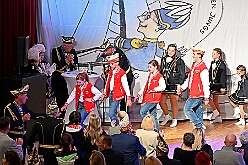 03 Auftaktsit AMaB  2025-11-15 18  Auftakt HDK, Proklamation, Auftaktsitzung - Samstag, 15. November, zogen wir mit den Duisburger Karnevalsgesellschaften vom Forum über die Königsstraße zum Burgplatz. Hier war dann die Auftaktveranstaltung des HDK. Um die Mittagszeit sind es über den Rhein nach Kamp-Lintfort gefahren,  dort war in der Stadthalle die Proklamation von der Jugendprinzessin Sophie I. Am frühen Abend dann in die Aula, unsere Aula, vom Reinhard-und-Max-Mannesmann-Gymnasium, zur Auftaktsitzung unseres „Heimathafens“. Mit „stürmischer“ Begeisterung wurden wir dort empfangen. : DVPJ, Holger II, Kinderprinz Phil II., Prinzessin, Mia I., Prinzessin Mia I., HDK, Duisburg, Karneval, Helau, Tollität, Event, Session 2024, Session 2025, Hauptausschuss, Gemeinschaft, Hauptausschuss Karneval Duisburg, Duisburg ist echt