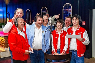 01 Coupe Eins 2025-12-18 02  Unser 3. Advent - Mittags im Coupe 1900 trafen wir uns mit der „Großen“ Crew. Ein letztes mal Einsingen. Nach ein kleinen Stärkung waren wir nicht „nur“ Gäste beim 1. Weihnachtskonzert der Prinzengarde. Am Frühen Abend noch eine Besuch des Forum Advents der Römergarde.