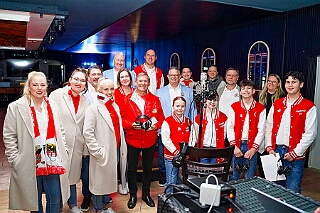 01 Coupe Eins 2025-12-18 03  Unser 3. Advent - Mittags im Coupe 1900 trafen wir uns mit der „Großen“ Crew. Ein letztes mal Einsingen. Nach ein kleinen Stärkung waren wir nicht „nur“ Gäste beim 1. Weihnachtskonzert der Prinzengarde. Am Frühen Abend noch eine Besuch des Forum Advents der Römergarde.