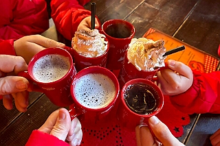 01 Coupe Eins 2025-12-18 06  Unser 3. Advent - Mittags im Coupe 1900 trafen wir uns mit der „Großen“ Crew. Ein letztes mal Einsingen. Nach ein kleinen Stärkung waren wir nicht „nur“ Gäste beim 1. Weihnachtskonzert der Prinzengarde. Am Frühen Abend noch eine Besuch des Forum Advents der Römergarde.