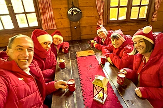 01 Coupe Eins 2025-12-18 07  Unser 3. Advent - Mittags im Coupe 1900 trafen wir uns mit der „Großen“ Crew. Ein letztes mal Einsingen. Nach ein kleinen Stärkung waren wir nicht „nur“ Gäste beim 1. Weihnachtskonzert der Prinzengarde. Am Frühen Abend noch eine Besuch des Forum Advents der Römergarde.