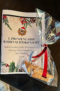 02 Weihn Prinzeng 2025-12-18 01  Unser 3. Advent - Mittags im Coupe 1900 trafen wir uns mit der „Großen“ Crew. Ein letztes mal Einsingen. Nach ein kleinen Stärkung waren wir nicht „nur“ Gäste beim 1. Weihnachtskonzert der Prinzengarde. Am Frühen Abend noch eine Besuch des Forum Advents der Römergarde.