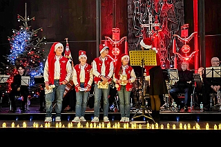 02 Weihn Prinzeng 2025-12-18 03  Unser 3. Advent - Mittags im Coupe 1900 trafen wir uns mit der „Großen“ Crew. Ein letztes mal Einsingen. Nach ein kleinen Stärkung waren wir nicht „nur“ Gäste beim 1. Weihnachtskonzert der Prinzengarde. Am Frühen Abend noch eine Besuch des Forum Advents der Römergarde.