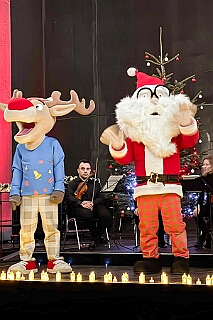 02 Weihn Prinzeng 2025-12-18 06  Unser 3. Advent - Mittags im Coupe 1900 trafen wir uns mit der „Großen“ Crew. Ein letztes mal Einsingen. Nach ein kleinen Stärkung waren wir nicht „nur“ Gäste beim 1. Weihnachtskonzert der Prinzengarde. Am Frühen Abend noch eine Besuch des Forum Advents der Römergarde.