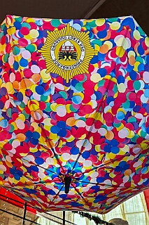 02 Weihn Prinzeng 2025-12-18 07  Unser 3. Advent - Mittags im Coupe 1900 trafen wir uns mit der „Großen“ Crew. Ein letztes mal Einsingen. Nach ein kleinen Stärkung waren wir nicht „nur“ Gäste beim 1. Weihnachtskonzert der Prinzengarde. Am Frühen Abend noch eine Besuch des Forum Advents der Römergarde.