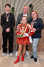 Kuerung Steinhof 2026-01-04 109  Unsere Kürung - Premiere - Im so genannten „Gürzenich“ von Duisburg, dem Steinhof in Huckingen fand am Sonntag, 4. Januar 2026, zum ersten Mal die Kürung einer Kinderprinzencrew statt. Wir sind nun als Prinz Juls I., Prinzessin Aileen I. mit Hofmarschall Sami und Pagin Paula der Stadt Duisburg 2026 inthronisiert. : DVPJ, Holger II, Kinderprinz Phil II., Prinzessin, Mia I., Prinzessin Mia I., HDK, Duisburg, Karneval, Helau, Tollität, Event, Session 2024, Session 2025, Hauptausschuss, Gemeinschaft, Hauptausschuss Karneval Duisburg, Duisburg ist echt