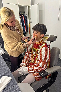 LokalzeitDuisburg 2026-01-07 05  Freitags beim EVD - Nach einem kurzem Hallo im Coupe 1900 sind es zum EVD. Zum letzten Spieltag der Hauptrunde besuchten wir in der PreZero Rheinlandhalle das Eishockeyspiel der „Füchse“ gegen die „Saale Bulls“. Es endete mit einem verdienten Sieg des EVD, 5:1. Die „Füchse“ erreichten damit die Pre-Playoffs!!!