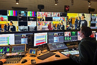 LokalzeitDuisburg 2026-01-07 08  Freitags beim EVD - Nach einem kurzem Hallo im Coupe 1900 sind es zum EVD. Zum letzten Spieltag der Hauptrunde besuchten wir in der PreZero Rheinlandhalle das Eishockeyspiel der „Füchse“ gegen die „Saale Bulls“. Es endete mit einem verdienten Sieg des EVD, 5:1. Die „Füchse“ erreichten damit die Pre-Playoffs!!!