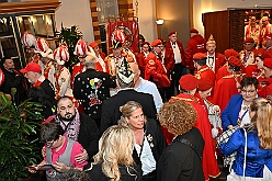 EinzugHofbg Toni I 2026-01-09 02  Einzug in die Hofburg - Seit Jahren gehört der Einzug des Stadtprinzen in die Hofburg zum Programm im Duisburger Karneval. So zog auch der des. Prinz Toni I. mit seiner Crew einen Tag vor seiner Kürung in das WYNDHAM Hotel Duisburger Hof ein. Hier residiert er nun bis zum Rosnmontag. : DVPJ, no.6207 Press D, Toni I, Kinderprinz Juls I., Juls I., Prinzessin, Aileen I., Prinzessin Aileen I., HDK, Duisburg, Karneval, Helau, Tollität, Event, Session 2025, Session 2026, Hauptausschuss, Gemeinschaft, Hauptausschuss Karneval Duisburg, Duisburg ist echt