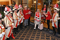 EinzugHofbg Toni I 2026-01-09 04  Einzug in die Hofburg - Seit Jahren gehört der Einzug des Stadtprinzen in die Hofburg zum Programm im Duisburger Karneval. So zog auch der des. Prinz Toni I. mit seiner Crew einen Tag vor seiner Kürung in das WYNDHAM Hotel Duisburger Hof ein. Hier residiert er nun bis zum Rosnmontag. : DVPJ, no.6207 Press D, Toni I, Kinderprinz Juls I., Juls I., Prinzessin, Aileen I., Prinzessin Aileen I., HDK, Duisburg, Karneval, Helau, Tollität, Event, Session 2025, Session 2026, Hauptausschuss, Gemeinschaft, Hauptausschuss Karneval Duisburg, Duisburg ist echt