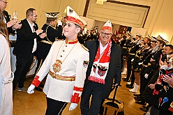 EinzugHofbg Toni I 2026-01-09 05  Einzug in die Hofburg - Seit Jahren gehört der Einzug des Stadtprinzen in die Hofburg zum Programm im Duisburger Karneval. So zog auch der des. Prinz Toni I. mit seiner Crew einen Tag vor seiner Kürung in das WYNDHAM Hotel Duisburger Hof ein. Hier residiert er nun bis zum Rosnmontag. : DVPJ, no.6207 Press D, Toni I, Kinderprinz Juls I., Juls I., Prinzessin, Aileen I., Prinzessin Aileen I., HDK, Duisburg, Karneval, Helau, Tollität, Event, Session 2025, Session 2026, Hauptausschuss, Gemeinschaft, Hauptausschuss Karneval Duisburg, Duisburg ist echt