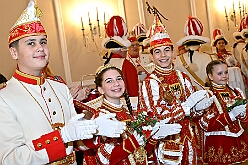EinzugHofbg Toni I 2026-01-09 07  Einzug in die Hofburg - Seit Jahren gehört der Einzug des Stadtprinzen in die Hofburg zum Programm im Duisburger Karneval. So zog auch der des. Prinz Toni I. mit seiner Crew einen Tag vor seiner Kürung in das WYNDHAM Hotel Duisburger Hof ein. Hier residiert er nun bis zum Rosnmontag. : DVPJ, no.6207 Press D, Toni I, Kinderprinz Juls I., Juls I., Prinzessin, Aileen I., Prinzessin Aileen I., HDK, Duisburg, Karneval, Helau, Tollität, Event, Session 2025, Session 2026, Hauptausschuss, Gemeinschaft, Hauptausschuss Karneval Duisburg, Duisburg ist echt