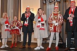 EinzugHofbg Toni I 2026-01-09 08  Einzug in die Hofburg - Seit Jahren gehört der Einzug des Stadtprinzen in die Hofburg zum Programm im Duisburger Karneval. So zog auch der des. Prinz Toni I. mit seiner Crew einen Tag vor seiner Kürung in das WYNDHAM Hotel Duisburger Hof ein. Hier residiert er nun bis zum Rosnmontag. : DVPJ, no.6207 Press D, Toni I, Kinderprinz Juls I., Juls I., Prinzessin, Aileen I., Prinzessin Aileen I., HDK, Duisburg, Karneval, Helau, Tollität, Event, Session 2025, Session 2026, Hauptausschuss, Gemeinschaft, Hauptausschuss Karneval Duisburg, Duisburg ist echt
