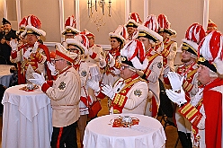 EinzugHofbg Toni I 2026-01-09 09  Einzug in die Hofburg - Seit Jahren gehört der Einzug des Stadtprinzen in die Hofburg zum Programm im Duisburger Karneval. So zog auch der des. Prinz Toni I. mit seiner Crew einen Tag vor seiner Kürung in das WYNDHAM Hotel Duisburger Hof ein. Hier residiert er nun bis zum Rosnmontag. : DVPJ, no.6207 Press D, Toni I, Kinderprinz Juls I., Juls I., Prinzessin, Aileen I., Prinzessin Aileen I., HDK, Duisburg, Karneval, Helau, Tollität, Event, Session 2025, Session 2026, Hauptausschuss, Gemeinschaft, Hauptausschuss Karneval Duisburg, Duisburg ist echt
