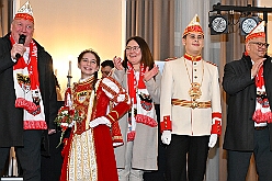 EinzugHofbg Toni I 2026-01-09 10  Einzug in die Hofburg - Seit Jahren gehört der Einzug des Stadtprinzen in die Hofburg zum Programm im Duisburger Karneval. So zog auch der des. Prinz Toni I. mit seiner Crew einen Tag vor seiner Kürung in das WYNDHAM Hotel Duisburger Hof ein. Hier residiert er nun bis zum Rosnmontag. : DVPJ, no.6207 Press D, Toni I, Kinderprinz Juls I., Juls I., Prinzessin, Aileen I., Prinzessin Aileen I., HDK, Duisburg, Karneval, Helau, Tollität, Event, Session 2025, Session 2026, Hauptausschuss, Gemeinschaft, Hauptausschuss Karneval Duisburg, Duisburg ist echt