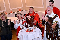 EinzugHofbg Toni I 2026-01-09 11  Einzug in die Hofburg - Seit Jahren gehört der Einzug des Stadtprinzen in die Hofburg zum Programm im Duisburger Karneval. So zog auch der des. Prinz Toni I. mit seiner Crew einen Tag vor seiner Kürung in das WYNDHAM Hotel Duisburger Hof ein. Hier residiert er nun bis zum Rosnmontag. : DVPJ, no.6207 Press D, Toni I, Kinderprinz Juls I., Juls I., Prinzessin, Aileen I., Prinzessin Aileen I., HDK, Duisburg, Karneval, Helau, Tollität, Event, Session 2025, Session 2026, Hauptausschuss, Gemeinschaft, Hauptausschuss Karneval Duisburg, Duisburg ist echt