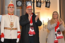 EinzugHofbg Toni I 2026-01-09 13  Einzug in die Hofburg - Seit Jahren gehört der Einzug des Stadtprinzen in die Hofburg zum Programm im Duisburger Karneval. So zog auch der des. Prinz Toni I. mit seiner Crew einen Tag vor seiner Kürung in das WYNDHAM Hotel Duisburger Hof ein. Hier residiert er nun bis zum Rosnmontag. : DVPJ, no.6207 Press D, Toni I, Kinderprinz Juls I., Juls I., Prinzessin, Aileen I., Prinzessin Aileen I., HDK, Duisburg, Karneval, Helau, Tollität, Event, Session 2025, Session 2026, Hauptausschuss, Gemeinschaft, Hauptausschuss Karneval Duisburg, Duisburg ist echt