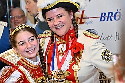 EinzugHofbg Toni I 2026-01-09 16  Einzug in die Hofburg - Seit Jahren gehört der Einzug des Stadtprinzen in die Hofburg zum Programm im Duisburger Karneval. So zog auch der des. Prinz Toni I. mit seiner Crew einen Tag vor seiner Kürung in das WYNDHAM Hotel Duisburger Hof ein. Hier residiert er nun bis zum Rosnmontag. : DVPJ, no.6207 Press D, Toni I, Kinderprinz Juls I., Juls I., Prinzessin, Aileen I., Prinzessin Aileen I., HDK, Duisburg, Karneval, Helau, Tollität, Event, Session 2025, Session 2026, Hauptausschuss, Gemeinschaft, Hauptausschuss Karneval Duisburg, Duisburg ist echt