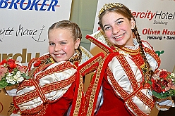 EinzugHofbg Toni I 2026-01-09 18  Einzug in die Hofburg - Seit Jahren gehört der Einzug des Stadtprinzen in die Hofburg zum Programm im Duisburger Karneval. So zog auch der des. Prinz Toni I. mit seiner Crew einen Tag vor seiner Kürung in das WYNDHAM Hotel Duisburger Hof ein. Hier residiert er nun bis zum Rosnmontag. : DVPJ, no.6207 Press D, Toni I, Kinderprinz Juls I., Juls I., Prinzessin, Aileen I., Prinzessin Aileen I., HDK, Duisburg, Karneval, Helau, Tollität, Event, Session 2025, Session 2026, Hauptausschuss, Gemeinschaft, Hauptausschuss Karneval Duisburg, Duisburg ist echt