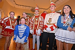 EinzugHofbg Toni I 2026-01-09 21  Einzug in die Hofburg - Seit Jahren gehört der Einzug des Stadtprinzen in die Hofburg zum Programm im Duisburger Karneval. So zog auch der des. Prinz Toni I. mit seiner Crew einen Tag vor seiner Kürung in das WYNDHAM Hotel Duisburger Hof ein. Hier residiert er nun bis zum Rosnmontag. : DVPJ, no.6207 Press D, Toni I, Kinderprinz Juls I., Juls I., Prinzessin, Aileen I., Prinzessin Aileen I., HDK, Duisburg, Karneval, Helau, Tollität, Event, Session 2025, Session 2026, Hauptausschuss, Gemeinschaft, Hauptausschuss Karneval Duisburg, Duisburg ist echt