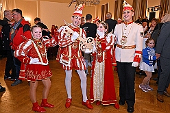 EinzugHofbg Toni I 2026-01-09 24  Einzug in die Hofburg - Seit Jahren gehört der Einzug des Stadtprinzen in die Hofburg zum Programm im Duisburger Karneval. So zog auch der des. Prinz Toni I. mit seiner Crew einen Tag vor seiner Kürung in das WYNDHAM Hotel Duisburger Hof ein. Hier residiert er nun bis zum Rosnmontag. : DVPJ, no.6207 Press D, Toni I, Kinderprinz Juls I., Juls I., Prinzessin, Aileen I., Prinzessin Aileen I., HDK, Duisburg, Karneval, Helau, Tollität, Event, Session 2025, Session 2026, Hauptausschuss, Gemeinschaft, Hauptausschuss Karneval Duisburg, Duisburg ist echt