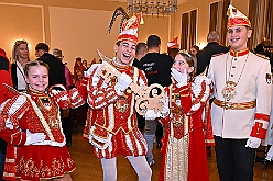 EinzugHofbg Toni I 2026-01-09 25  Einzug in die Hofburg - Seit Jahren gehört der Einzug des Stadtprinzen in die Hofburg zum Programm im Duisburger Karneval. So zog auch der des. Prinz Toni I. mit seiner Crew einen Tag vor seiner Kürung in das WYNDHAM Hotel Duisburger Hof ein. Hier residiert er nun bis zum Rosnmontag. : DVPJ, no.6207 Press D, Toni I, Kinderprinz Juls I., Juls I., Prinzessin, Aileen I., Prinzessin Aileen I., HDK, Duisburg, Karneval, Helau, Tollität, Event, Session 2025, Session 2026, Hauptausschuss, Gemeinschaft, Hauptausschuss Karneval Duisburg, Duisburg ist echt