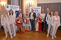 EinzugHofbg Toni I 2026-01-09 27  Einzug in die Hofburg - Seit Jahren gehört der Einzug des Stadtprinzen in die Hofburg zum Programm im Duisburger Karneval. So zog auch der des. Prinz Toni I. mit seiner Crew einen Tag vor seiner Kürung in das WYNDHAM Hotel Duisburger Hof ein. Hier residiert er nun bis zum Rosnmontag. : DVPJ, no.6207 Press D, Toni I, Kinderprinz Juls I., Juls I., Prinzessin, Aileen I., Prinzessin Aileen I., HDK, Duisburg, Karneval, Helau, Tollität, Event, Session 2025, Session 2026, Hauptausschuss, Gemeinschaft, Hauptausschuss Karneval Duisburg, Duisburg ist echt
