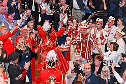 Kuer Toni I 2026-01-10 46  Galaabend zur Prinzenkürung - Samstag der 10. Januar 2026, ein ein stimmungsvoller Abend umringt die Kürung se. Tollität Prinz Toni I. in der restlos ausverkauften Mercatorhalle. Nach dem Einmarsch der Standarten und der Begrüßung vom HDK Präsidenten „Michel“ Jansen zeigten wir unser komplettes Programm den 1000 Gästen. : DVPJ, no.6207 Press D, Toni I, Kinderprinz Juls I., Juls I., Prinzessin, Aileen I., Prinzessin Aileen I., HDK, Duisburg, Karneval, Helau, Tollität, Event, Session 2025, Session 2026, Hauptausschuss, Gemeinschaft, Hauptausschuss Karneval Duisburg, Duisburg ist echt