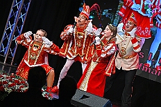 Empfang Toni I 2026-01-11 27  Empfang se. Tollität Prinz Toni I. - IEmpfang se. Tollität Prinz Toni I.
Im Steinhof in Huckingen bat traditionsgemäß einen Tag nach seiner Ernennung zum Prinz Karneval der Stadt Duisburg, Toni I. zum Empfang. Nicht nur Family and Friends und der HDK-Förderkreis kamen zum Gratulieren, sondern  Bastian I. und Steffen I. des KGK aus Moers. Ein buntes Rahmenprogramm, u. a. gestaltet von Duisburger Garde- und Showtänzen, rundeten den Abend ab. : DVPJ, no.6207 Press D, Toni I, Kinderprinz Juls I., Juls I., Prinzessin, Aileen I., Prinzessin Aileen I., HDK, Duisburg, Karneval, Helau, Tollität, Event, Session 2025, Session 2026, Hauptausschuss, Gemeinschaft, Hauptausschuss Karneval Duisburg, Duisburg ist echt