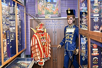 NiederrKarnevalsm 2026-01-12 01  Im Museum - Im 1. Niederrheinische Karnevalsmuseum, es existiert seit 1973, wird die Geschichte des niederrheinischen Karnevals bis heute dargestellt. In den Vitrinen sind Orden von ehemaligen Tollitäten wie auch Gesellschaften ausgelegt. Es begegnen einem auch in Ornaten und Uniformen bekleidete Schaufensterfiguren. : DVPJ, no.6207 Press D, Toni I, Kinderprinz Juls I., Juls I., Prinzessin, Aileen I., Prinzessin Aileen I., HDK, Duisburg, Karneval, Helau, Tollität, Event, Session 2025, Session 2026, Hauptausschuss, Gemeinschaft, Hauptausschuss Karneval Duisburg, Duisburg ist echt