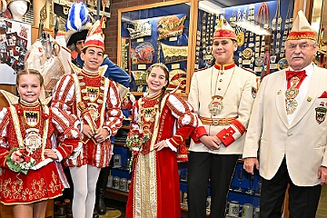 NiederrKarnevalsm 2026-01-12 02  Im Museum - Im 1. Niederrheinische Karnevalsmuseum, es existiert seit 1973, wird die Geschichte des niederrheinischen Karnevals bis heute dargestellt. In den Vitrinen sind Orden von ehemaligen Tollitäten wie auch Gesellschaften ausgelegt. Es begegnen einem auch in Ornaten und Uniformen bekleidete Schaufensterfiguren. : DVPJ, no.6207 Press D, Toni I, Kinderprinz Juls I., Juls I., Prinzessin, Aileen I., Prinzessin Aileen I., HDK, Duisburg, Karneval, Helau, Tollität, Event, Session 2025, Session 2026, Hauptausschuss, Gemeinschaft, Hauptausschuss Karneval Duisburg, Duisburg ist echt