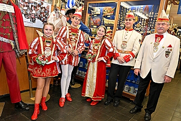 NiederrKarnevalsm 2026-01-12 03  Im Museum - Im 1. Niederrheinische Karnevalsmuseum, es existiert seit 1973, wird die Geschichte des niederrheinischen Karnevals bis heute dargestellt. In den Vitrinen sind Orden von ehemaligen Tollitäten wie auch Gesellschaften ausgelegt. Es begegnen einem auch in Ornaten und Uniformen bekleidete Schaufensterfiguren. : DVPJ, no.6207 Press D, Toni I, Kinderprinz Juls I., Juls I., Prinzessin, Aileen I., Prinzessin Aileen I., HDK, Duisburg, Karneval, Helau, Tollität, Event, Session 2025, Session 2026, Hauptausschuss, Gemeinschaft, Hauptausschuss Karneval Duisburg, Duisburg ist echt
