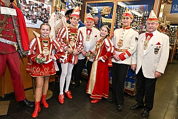 NiederrKarnevalsm 2026-01-12 04  Im Museum - Im 1. Niederrheinische Karnevalsmuseum, es existiert seit 1973, wird die Geschichte des niederrheinischen Karnevals bis heute dargestellt. In den Vitrinen sind Orden von ehemaligen Tollitäten wie auch Gesellschaften ausgelegt. Es begegnen einem auch in Ornaten und Uniformen bekleidete Schaufensterfiguren. : DVPJ, no.6207 Press D, Toni I, Kinderprinz Juls I., Juls I., Prinzessin, Aileen I., Prinzessin Aileen I., HDK, Duisburg, Karneval, Helau, Tollität, Event, Session 2025, Session 2026, Hauptausschuss, Gemeinschaft, Hauptausschuss Karneval Duisburg, Duisburg ist echt