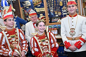 NiederrKarnevalsm 2026-01-12 06  Im Museum - Im 1. Niederrheinische Karnevalsmuseum, es existiert seit 1973, wird die Geschichte des niederrheinischen Karnevals bis heute dargestellt. In den Vitrinen sind Orden von ehemaligen Tollitäten wie auch Gesellschaften ausgelegt. Es begegnen einem auch in Ornaten und Uniformen bekleidete Schaufensterfiguren. : DVPJ, no.6207 Press D, Toni I, Kinderprinz Juls I., Juls I., Prinzessin, Aileen I., Prinzessin Aileen I., HDK, Duisburg, Karneval, Helau, Tollität, Event, Session 2025, Session 2026, Hauptausschuss, Gemeinschaft, Hauptausschuss Karneval Duisburg, Duisburg ist echt